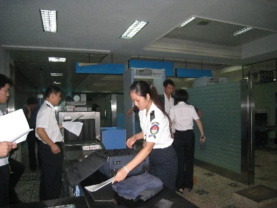 家里面说是要托关系让我在西安地铁里当安检员说是9月份就开始招人！不知待遇怎么是归属地铁公司编制（西安地铁安检员被拘留）1