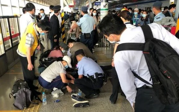 地铁乘客突然猝死属于什么事故（深圳白领猝死在地铁站）2