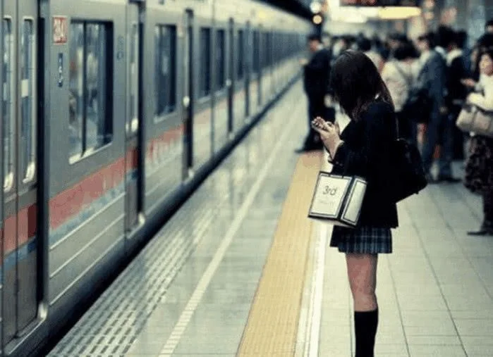 上海地铁咸猪手可入刑女生地铁遇到咸猪手应该怎么保护自己（上海地铁咸猪手狂揉女子不反抗）4