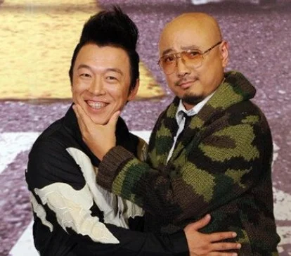 徐峥戴绿帽玩手机目光呆滞为什么还要回京(北京地铁徐峥)2