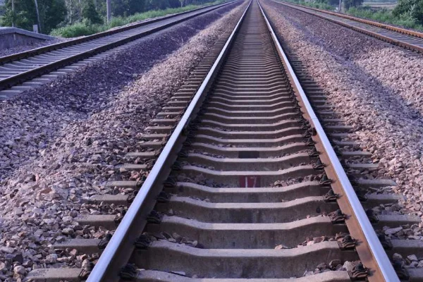 铁路钢轨宽度多少（铁路铁轨宽）