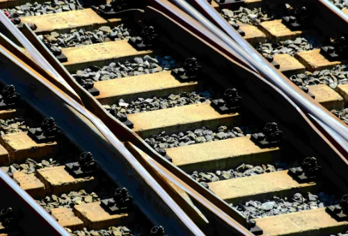 铁路道轨接头是怎么焊接的（铁路轨道焊接）