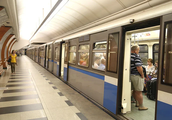 西安火车站坐地铁几号线到朱雀大街明德门酒店(蓝雀旅馆地铁站)2