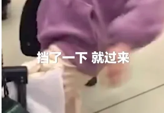 武汉2号线一女孩脚踹妈妈现场到底发生了什么（武汉地铁站女儿踹妈妈）3