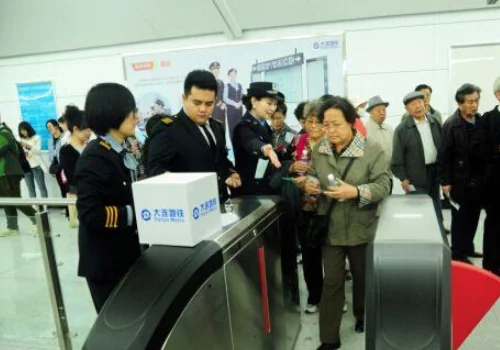 成都地铁早上几点开始运行(成都地铁10号线首班车)5