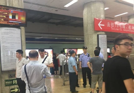 10·7广州地铁打架事件的事件经过（广州众人推地铁救人）3