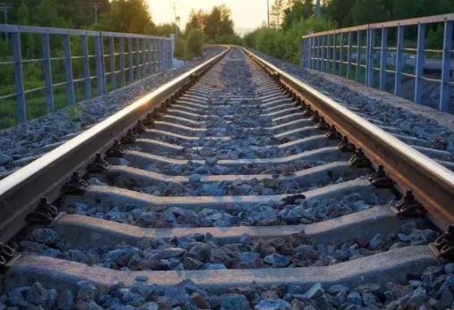 为什么铁路下面铺石头(铁路搬石头)6