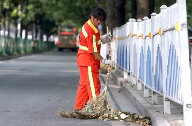 地铁员工上班时间是怎么安排的（地铁保洁时间）