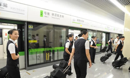 上海地铁两名年轻女子突然劈下“一字马”如何处罚的（上海地铁美女突然倒地）6