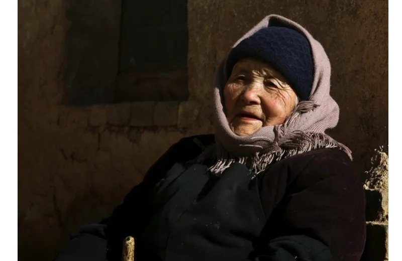 武汉的一个女子因为母亲缘故搭错了地铁却连踹母亲这种行为恶劣吗（湖北武汉老人地铁打人）