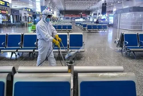 老外高铁上拒戴口罩邻座阿姨提醒反遭辱骂他为何这么嚣张（西安地铁外国人未戴口罩）