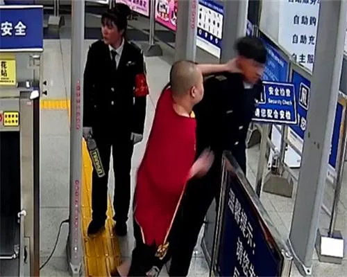 家里面说是要托关系让我在西安地铁里当安检员说是9月份就开始招人！不知待遇怎么是归属地铁公司编制（西安地铁安检员被拘留）3