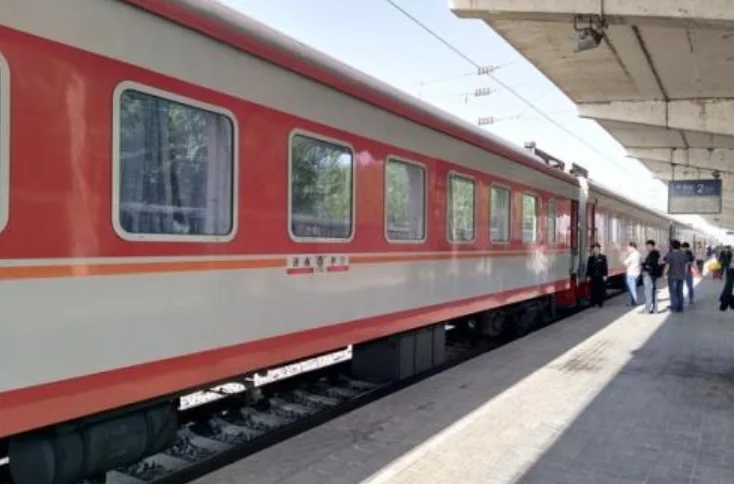 谁可以给我一篇完整铁路局列车播音用语 谢啦!（铁路广播）2