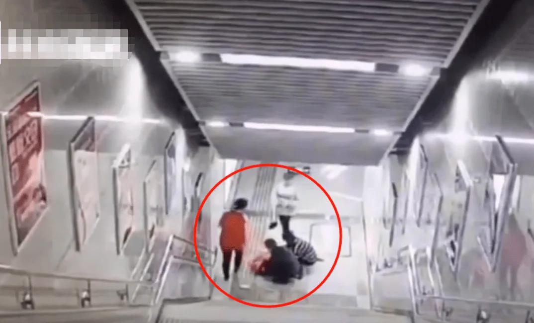 女孩地铁站下楼玩手机摔倒是怎么回事(女子玩手机地铁站摔倒)10