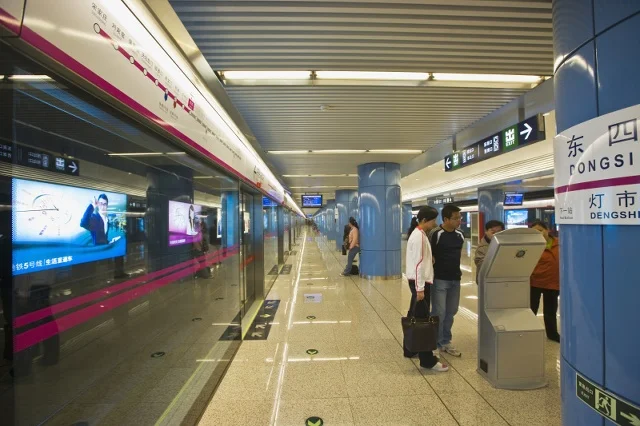 广州一女子地铁扔瓜子壳用英文怼乘客地铁公司是怎么处理的（关于轨道交通不文明乘车）2