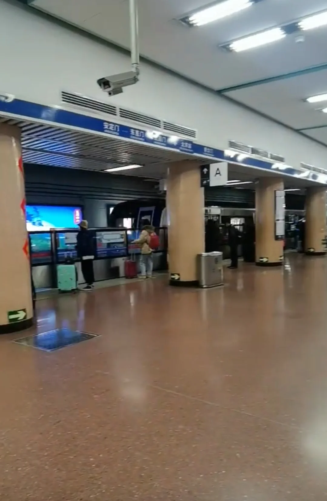 南京大妈为何在地铁怒坐美男大腿上（南京地铁大妈坐小伙腿上）3