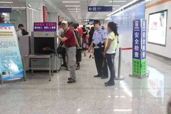 我在深圳清湖地铁附近魅力四射酒吧蹦迪!突然一个小美女上来就亲我一口!幸福来的好突然!为什么我能有这(深圳地铁口女大学生)