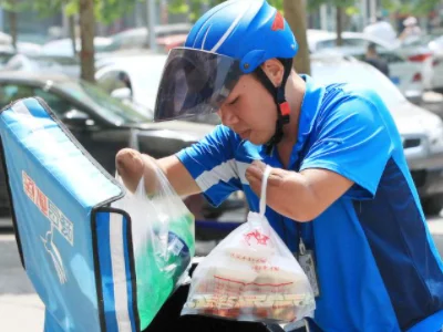 成都一外卖员霸气堵路2分钟网友却交口称赞他为何要这样做(成都地铁外卖小哥)2