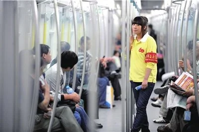 北京地铁4号线惊现色狼检察小哥如何将其制服(北京地铁变态男舔头发)6