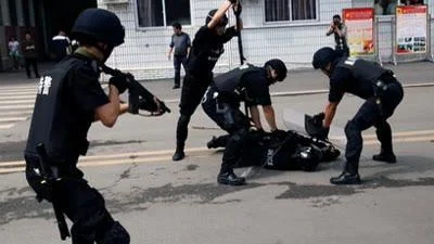 10·7广州地铁打架事件的事件经过（广州男子地铁砍女人）4