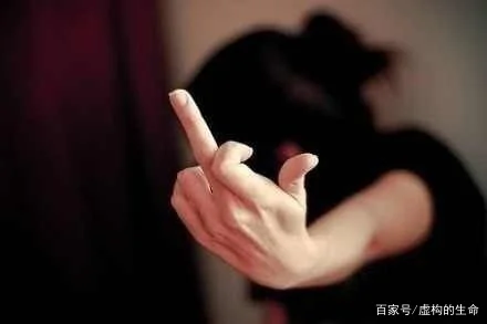 老外高铁上拒戴口罩邻座阿姨提醒反遭辱骂他为何这么嚣张（西安地铁外国人未戴口罩）7