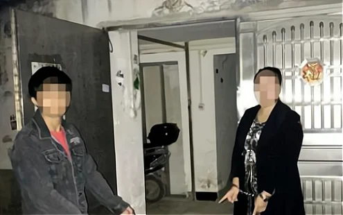 南京大妈为何在地铁怒坐美男大腿上（南京地铁大妈坐小伙腿上）6