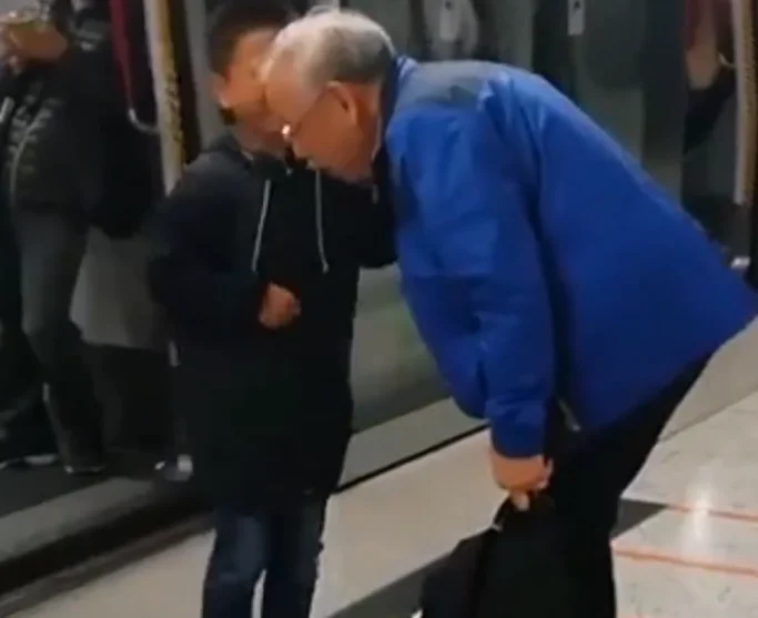 武汉暴雨小男孩上衣湿透地铁大哥哥为何送衣服(地铁站裸奔男孩)4