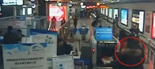 成都地铁可以带酒吗(微博成都女子地铁带枪)