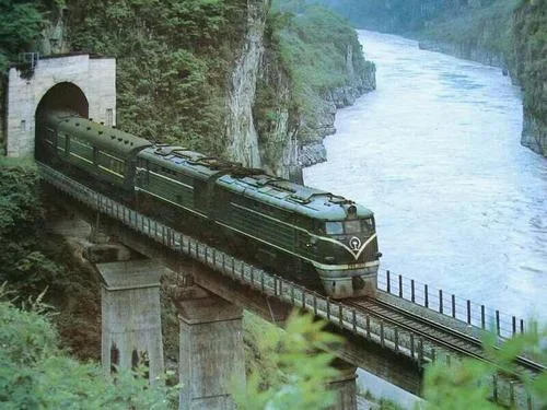 被称为“人类征服自然的三大奇迹”成昆铁路的修建究竟经历了怎样的艰辛(月球修铁路)4