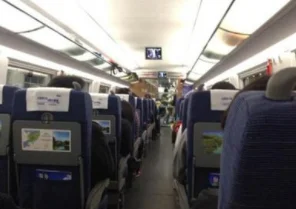 上海地铁两名年轻女子突然劈下“一字马”如何处罚的（上海地铁两女脱衣）