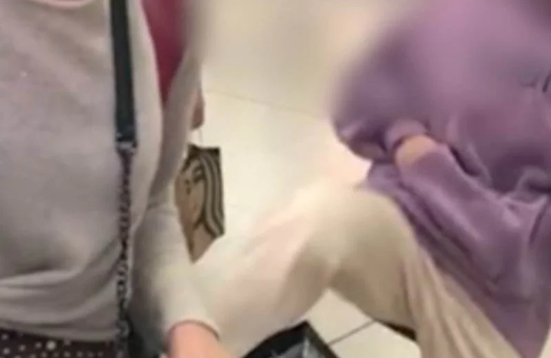 武汉一女孩因搭错地铁态度恶劣当众连踹母亲6脚为何说母亲是自作自受（地铁站女儿踢妈妈）4