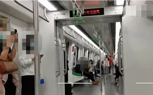 南京地铁4号线车厢内一女子行为不雅到底怎么回事(南京地铁惊现变态男)1