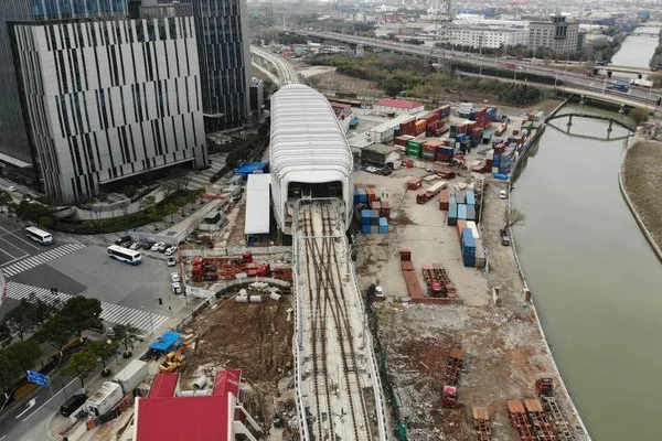 上海轨道交通10号线到虹桥火车站站中间龙溪路站站要换车吗（龙溪地铁站到火车站要转车吗）