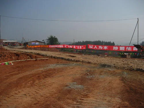 为什么铁路旁边的一些陡坡上会有用水泥砌成的格子（铁路护坡放样）