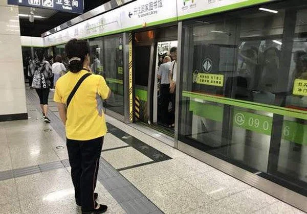 从武汉地铁站出站怎么走到武汉站进站口(武汉地铁报站进站)2
