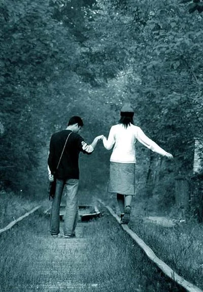 两个人牵手 走铁路的图片（铁路照片人物摆姿势）4