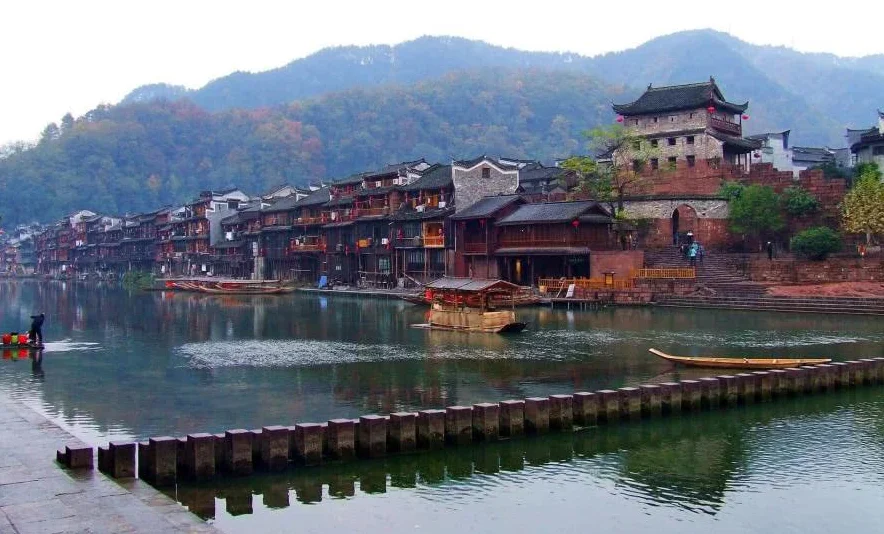 坐高铁去凤凰古城路线怎样走（凤凰市高铁）2