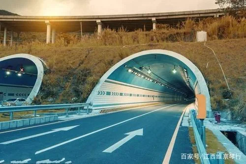 坐高铁过隧道时耳鸣怎么办（坐高铁时耳鸣）