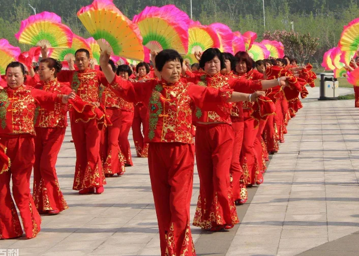 长沙地铁一老人霸座霸座老人、霸座大妈霸座现象为何屡禁不止（长沙地铁锦太广场舞）4