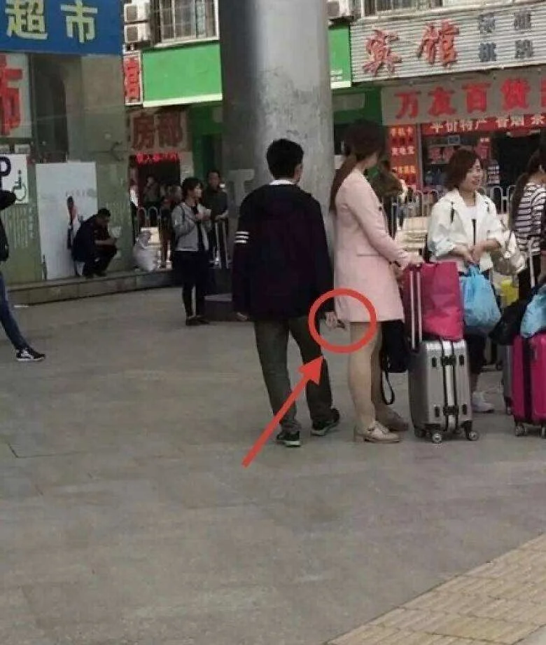 南京地铁4号线车厢内一女子行为不雅到底怎么回事（南京地铁女子摔倒）6