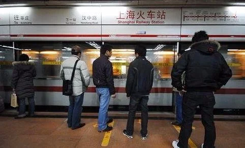 上海地铁8号线男人吐痰视频(上海地铁壮士殴打吐痰男)1