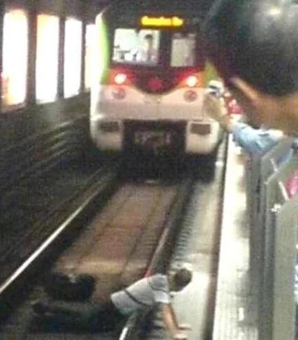 求一张完整无误上海地铁高清图😀（上海地铁二号线男子跳轨）3