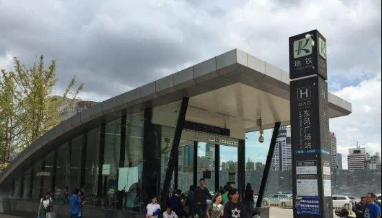 重庆地铁里面的路线中较场口是什么意思（重庆地铁出口是荒郊野岭）6