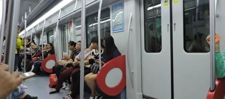 为什么地铁上不能吃东西(上海地铁不能吃东西)2