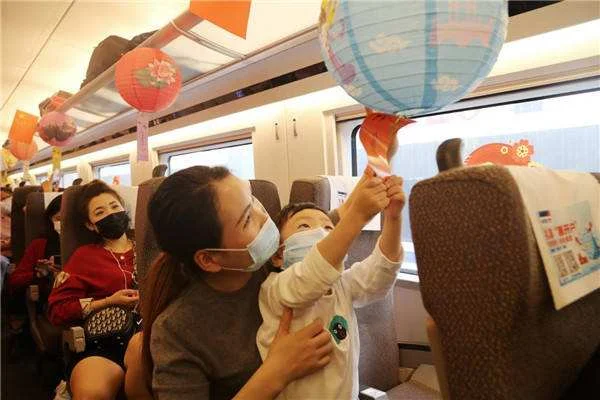 如何看待老外骂国人高铁车厢吵闹（高铁吵闹）2