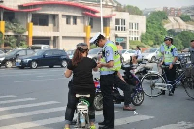 店铺门前有地下人行通道和地铁出入口等障碍物怎么破解（地铁站人行通道）