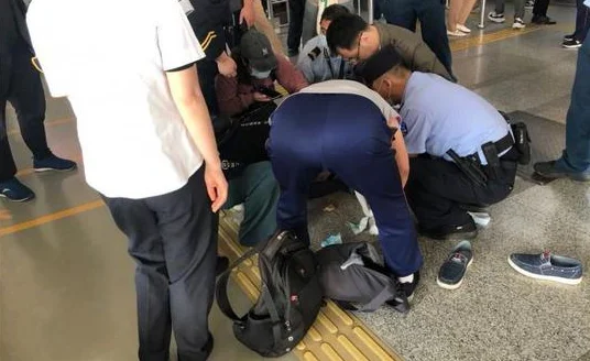 来北京以后突然生活很压抑尤其是挤公交和地铁一挤就会想吐特别难受！（北京地铁压抑的人们）