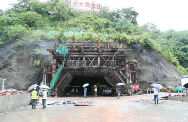 中老铁路国内段隧道终于通了历时多少天（玉磨铁路隧道塌方最新消息）8