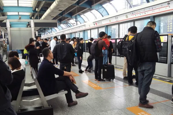 一人将安检员摁机器上一人手持椅子暴揍两男子为何在地铁里撒泼（深圳地铁两男子争吵）10