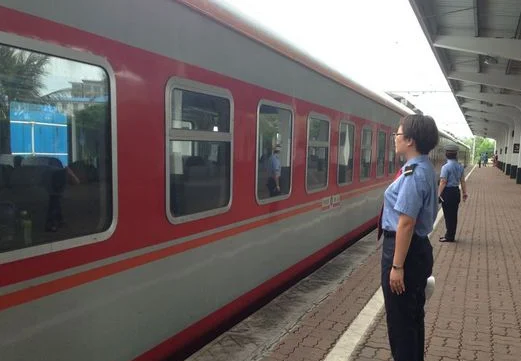 求最新广深铁路列车时刻表(要有经过站点的站名及时间)(广深铁路途经)2